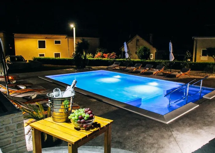 Merita With Pool Apartmán