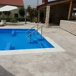 Merita With Pool 아파트 스베티필립아이자코브