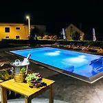 Merita With Pool 아파트