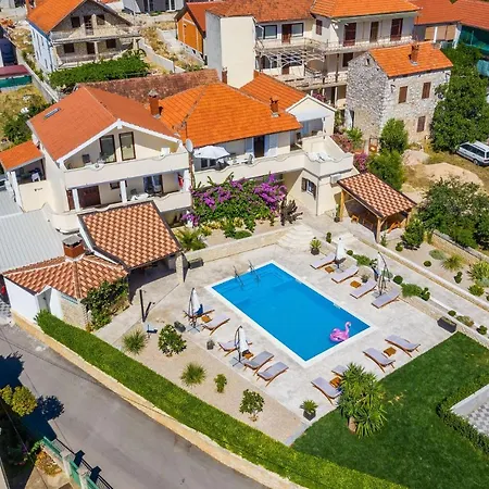 Merita With Pool 아파트 *