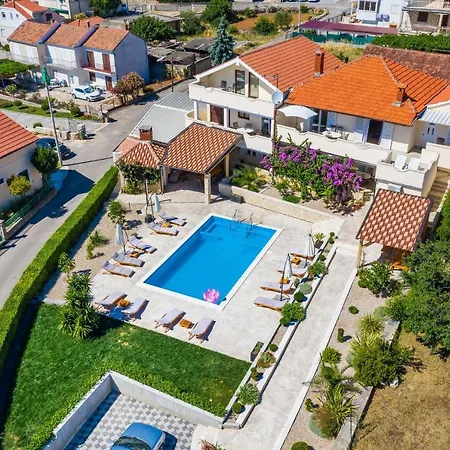 Merita With Pool Apartmán
