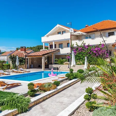 Apartmán Merita With Pool