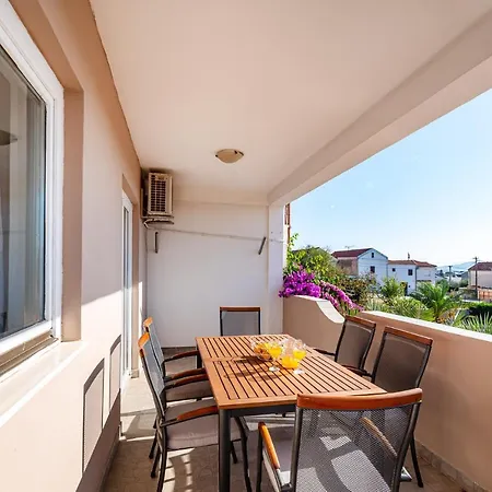 Merita With Pool Apartmán Sveti Filip i Jakov