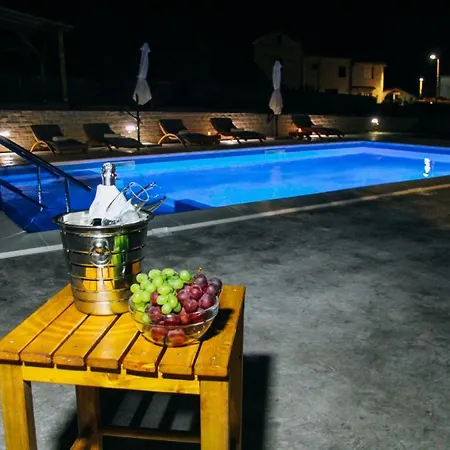 Apartment Merita With Pool Sveti Filip i Jakov