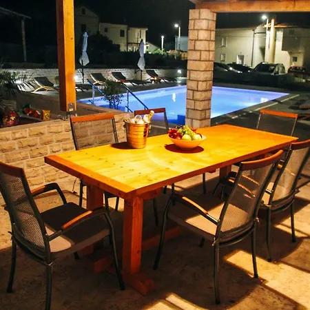 Apartman Merita With Pool Sveti Filip i Jakov