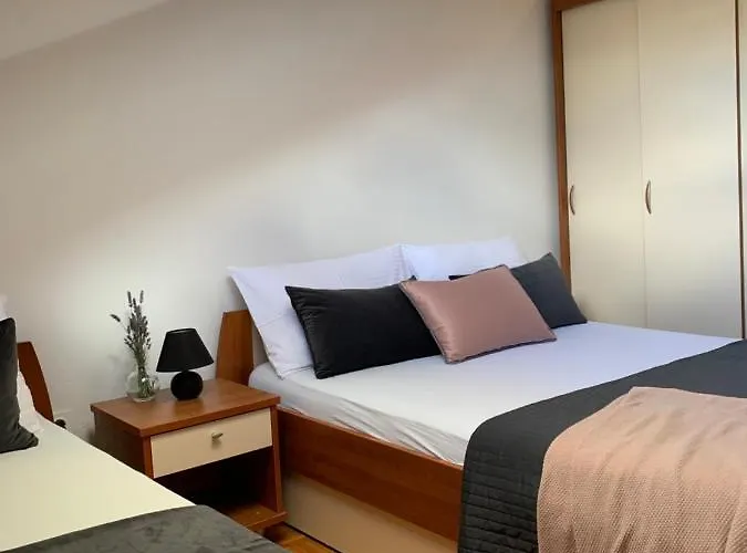 Merita With Pool 아파트 스베티필립아이자코브