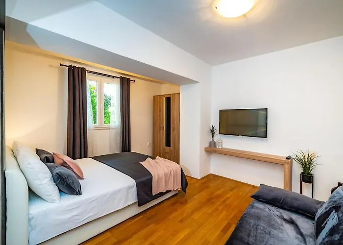 Merita With Pool 아파트 스베티필립아이자코브