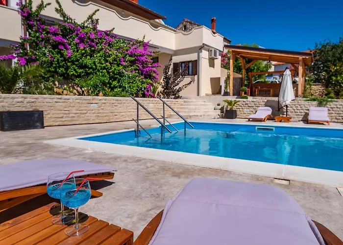 Merita With Pool 스베티필립아이자코브