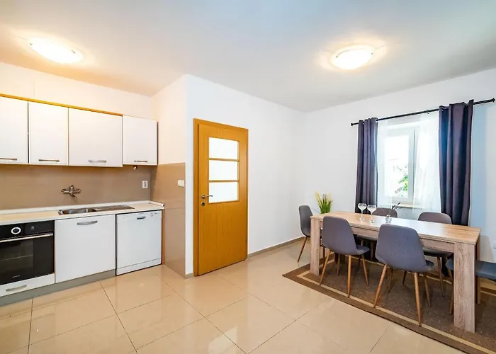 Merita With Pool 스베티필립아이자코브