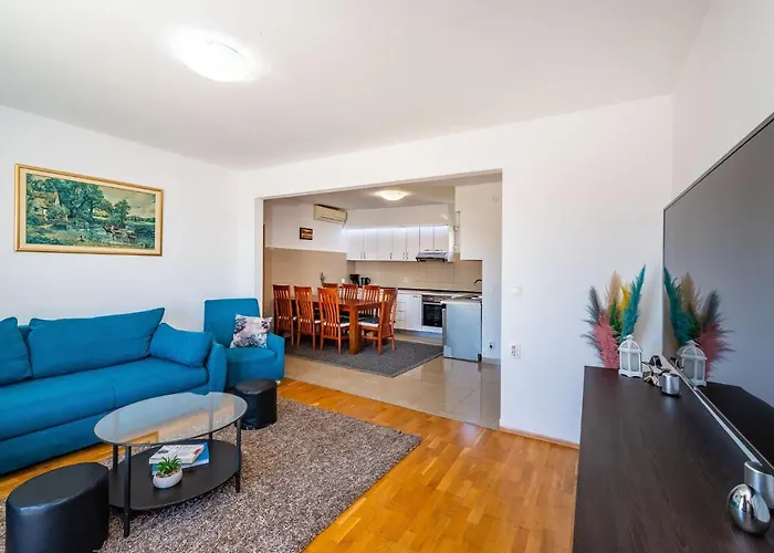 Merita With Pool 스베티필립아이자코브