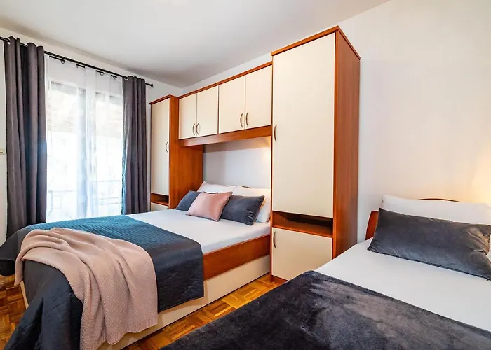 Merita With Pool 스베티필립아이자코브