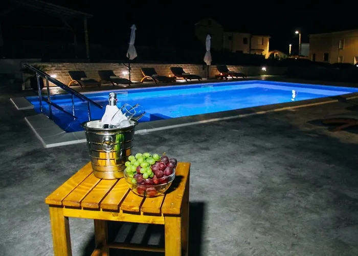 Apartman Merita With Pool Sveti Filip i Jakov